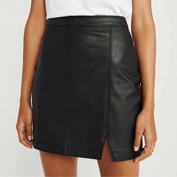 Abercrombie & Fitch Dresses & Skirts - Abercrombie and Fitch Black Leather Mini Skirt 🖤